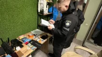 Трьом учасникам організованої групи повідомлено про підозру у шахрайстві та у несанкціонованому втручанні в роботу інформаційно-комунікаційних систем / Фото Нацполіція