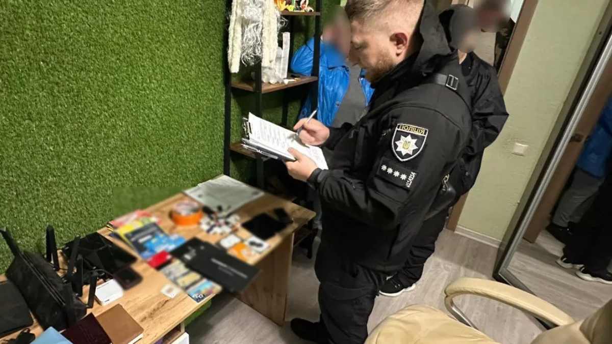 Трьом учасникам організованої групи повідомлено про підозру у шахрайстві та у несанкціонованому втручанні в роботу інформаційно-комунікаційних систем / Фото Нацполіція