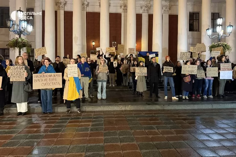 Под Одесской мэрией люди митингуют против Труханова / Фото: Суспільне Одеса