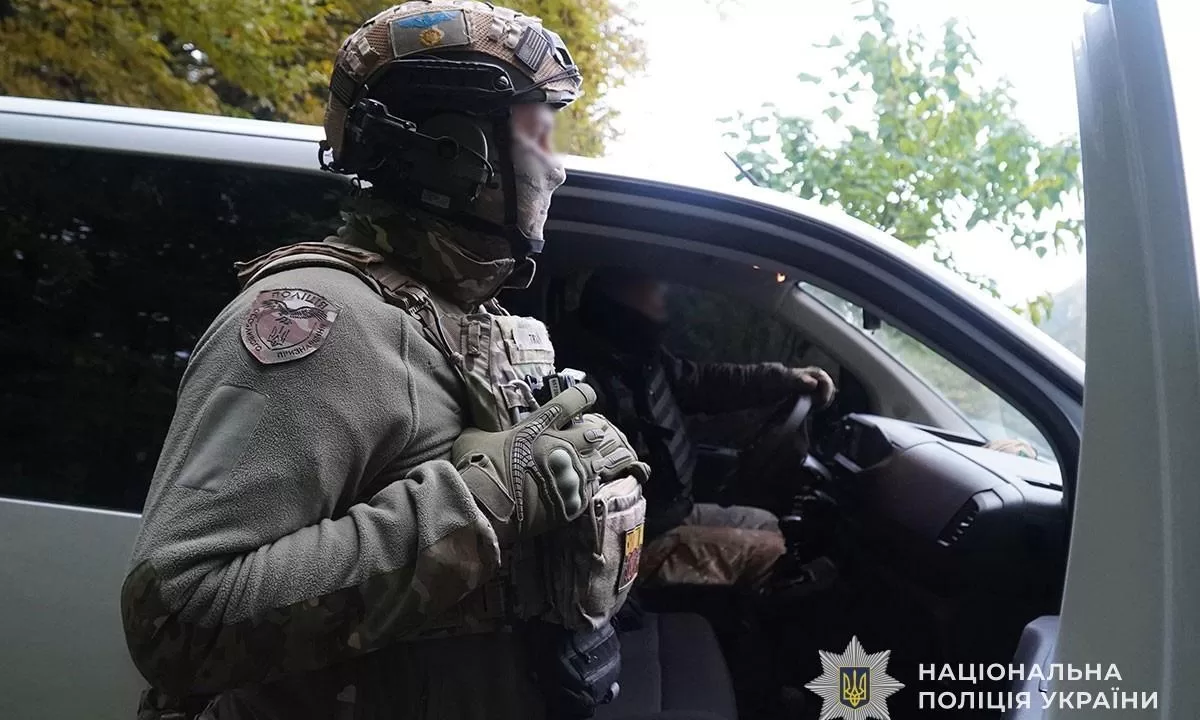 Сотрудник полиции во время операции по задержанию военных / Фото: Нацполиция