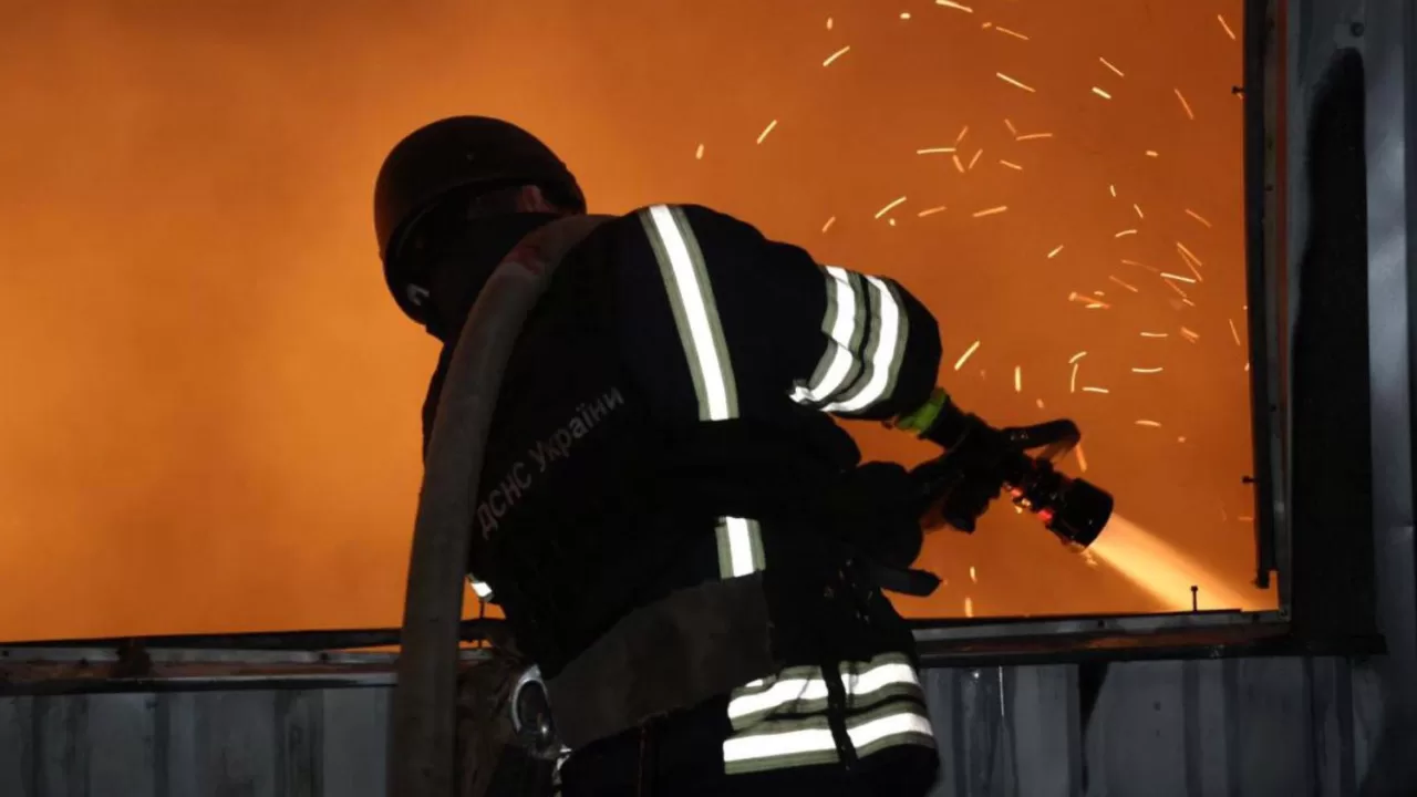 Рятувальники ліквідовують удар російських військ по Чернігову / Фото ДСНС