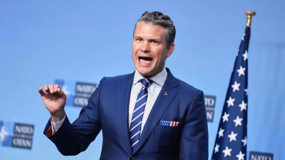 Міністр оборони США Піт Хегсет виступає на зустрічі міністрів оборони країн НАТО в Брюсселі / Фото AP