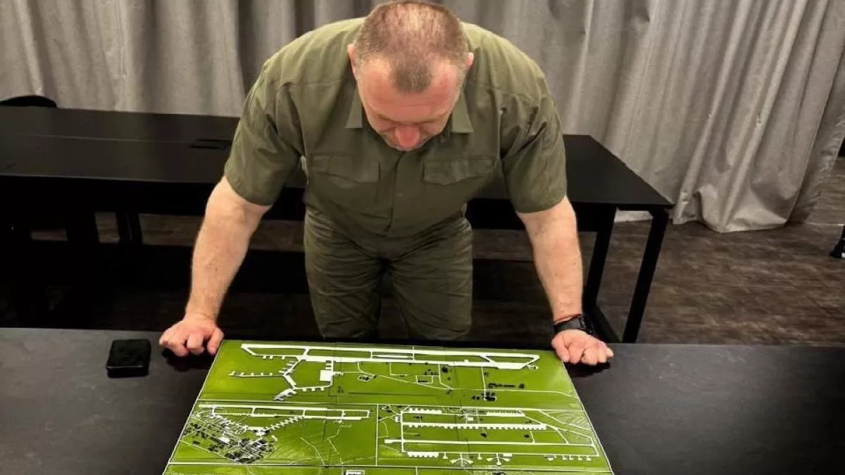 SBU head V. Malyuk over the diagrams of airfields covered by Operation “Pavutyna” / Photo: SBU