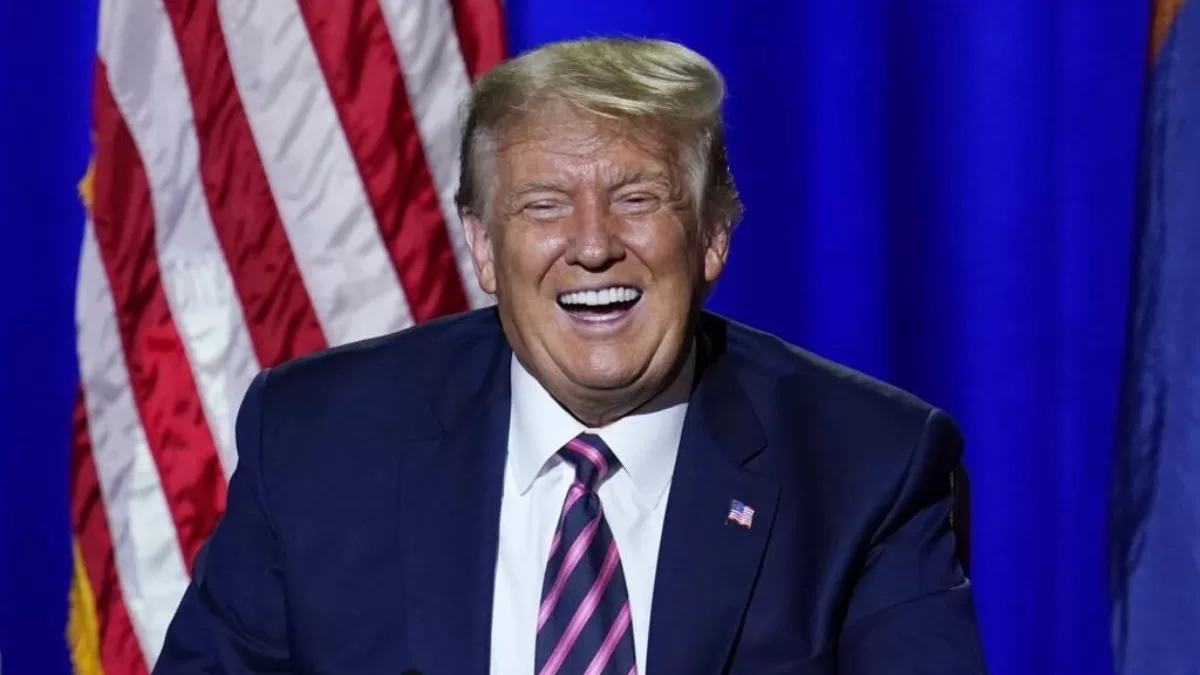 Дональд Трамп сміється над жартом / Фото AP