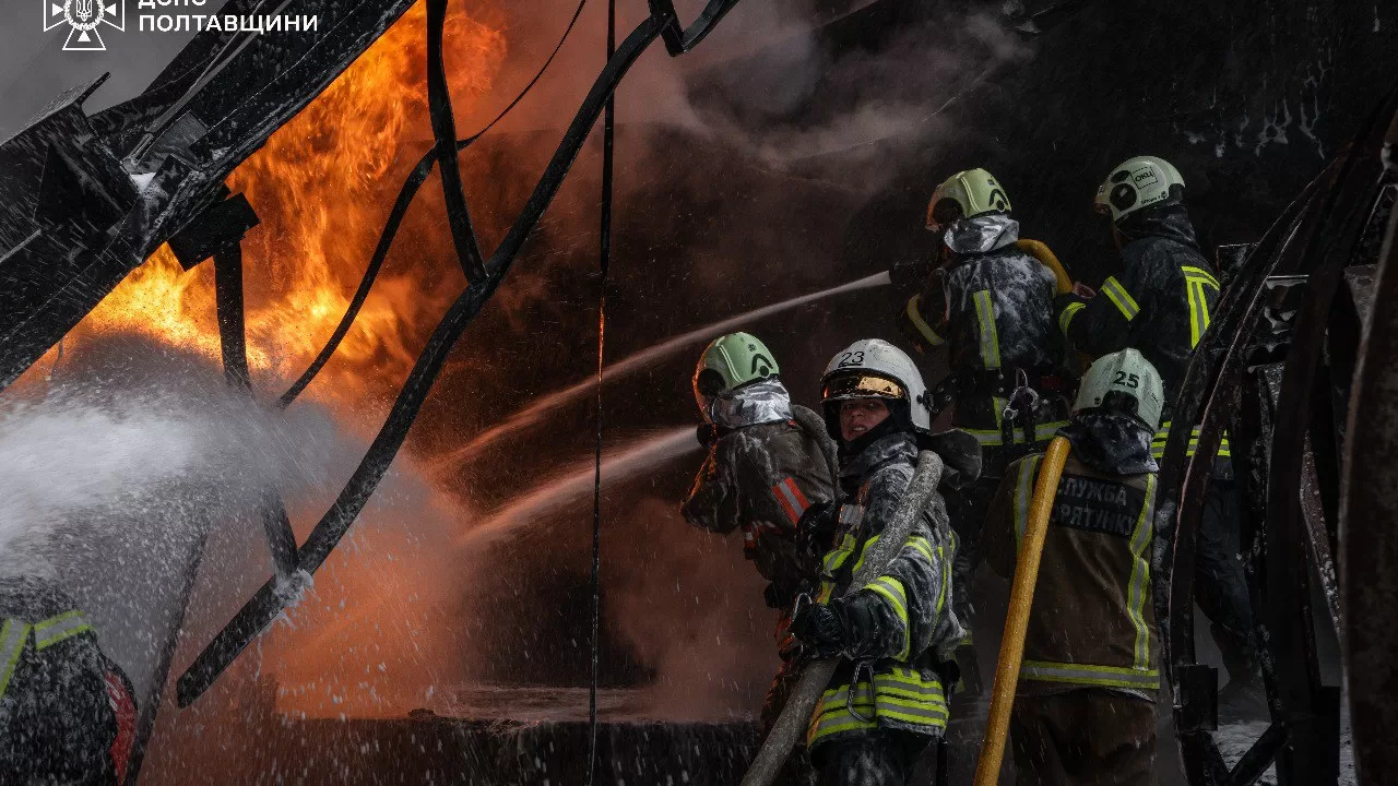 Ліквідація пожежі після удару по Полтавщині / Фото: ДСНС