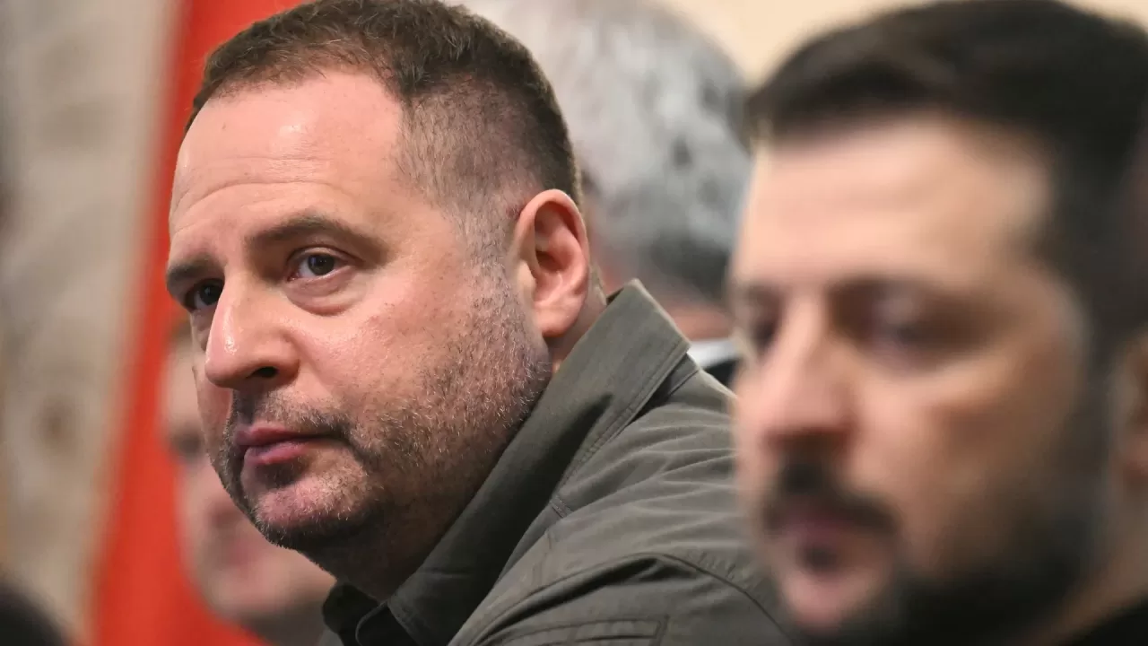 Зеленский (справа) со своим руководителем офиса Андреем Ермаком в Варшаве в январе 2025 года / Фото: Сергей Гапон/AFP