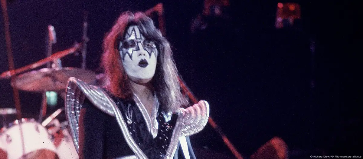 Эйс Фрейли в роли "Космонавта" во время выступления в 1977 году / Фото: Richard Drew/AP Photo/picture alliance