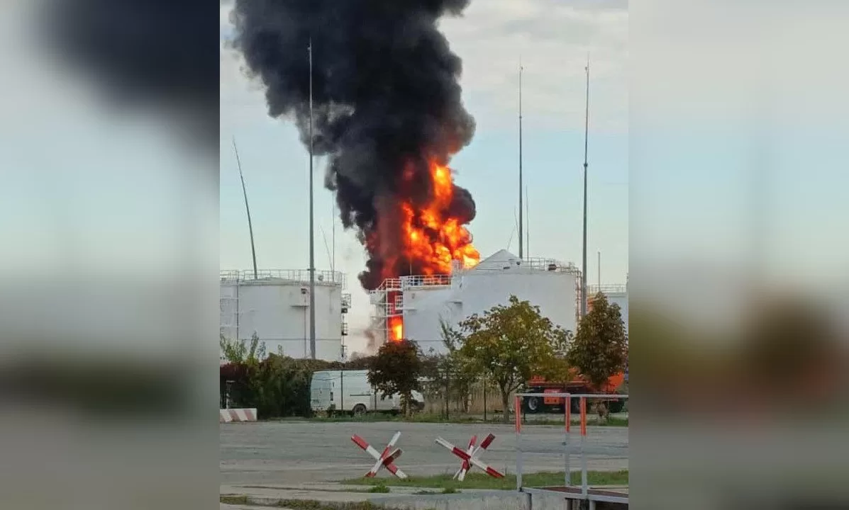 На нефтебазе в Гвардейском горят уже два резервуара / Фото: Крымский ветер