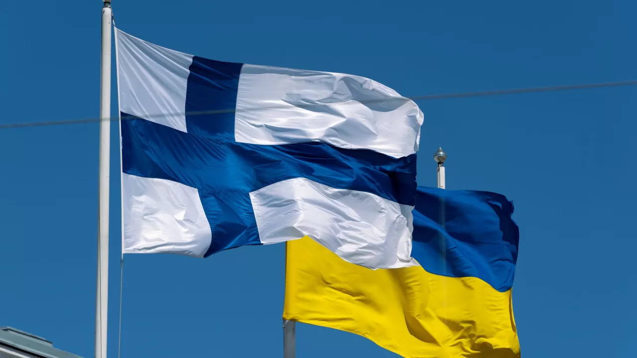 Прапори Фінляндії та України / Фото: Wikipedia