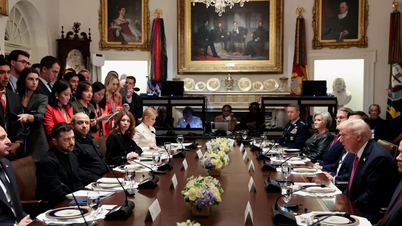 Президент США Дональд Трамп зустрічається з президентом України Володимиром Зеленським під час обіду у Білому домі, 17 жовтня 2025 року / Фото Reuters