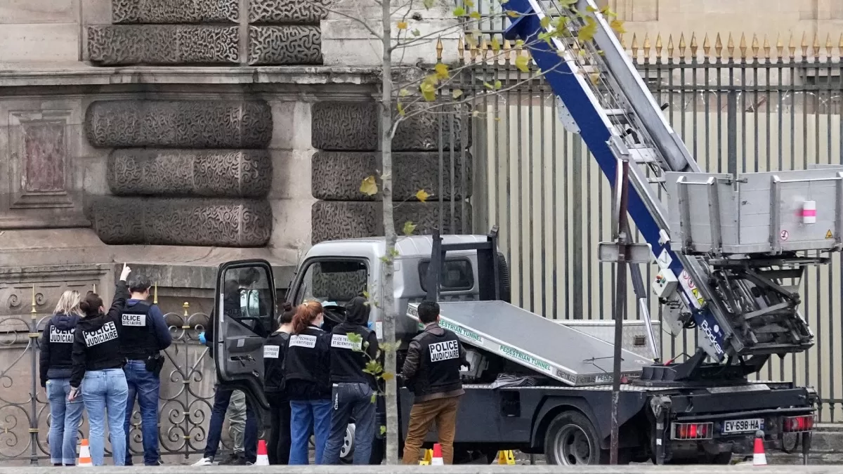 Полиция у подъемника, использовавшегося ворами в Лувре в Париже / Фото AP