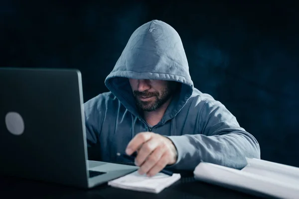 Чоловік за комп'ютером / Фото: depositphotos