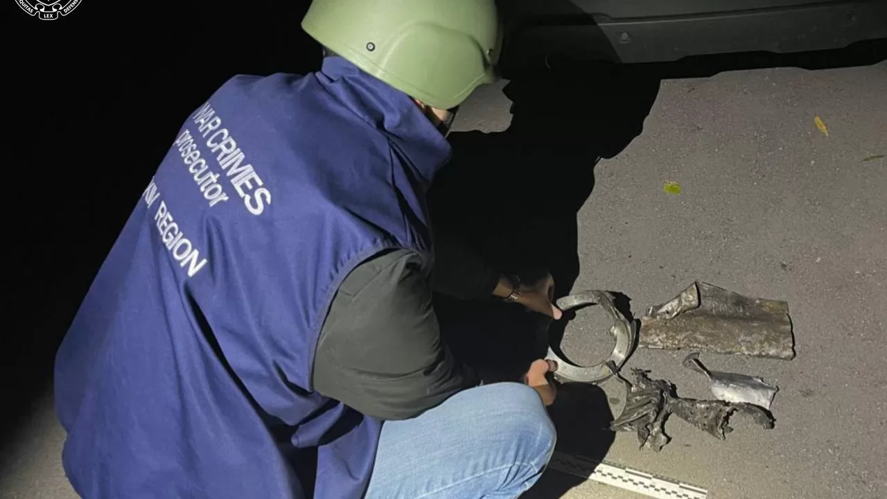 Правоохоронці на місці авіаудару у Лозовій / Фото: Харківська обласна прокуратура