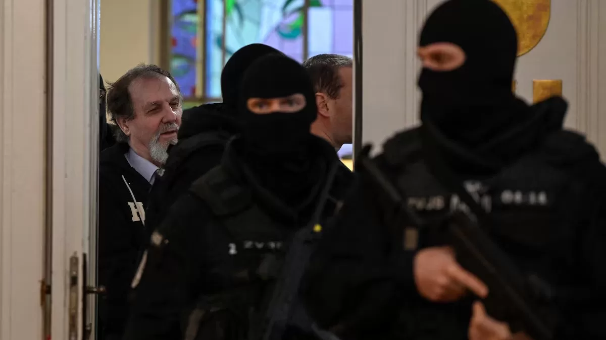 Юрай Цинтула, обвинувачений у нападі на прем'єр-міністра Словаччини Роберта Фіцо в 2024 році, прибуває до зали суду в останній день свого судового процесу в Спеціалізованому кримінальному суді в Банській Бистриці, Словаччина, 21 жовтня 2025 року / Фото Reuters