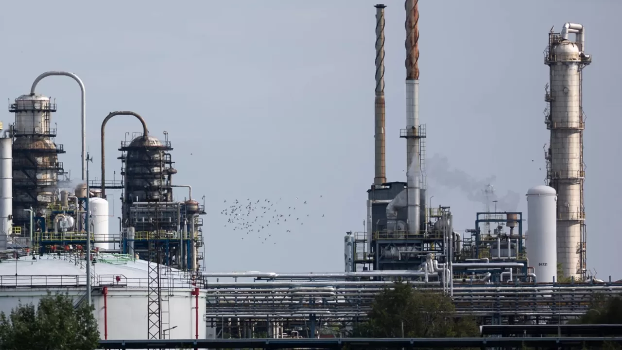 Дунайський нафтопереробний завод компанії MOL, який виробляє паливо з російської нафти, в Сажаломбатта, Угорщина / Фото: AP Photo