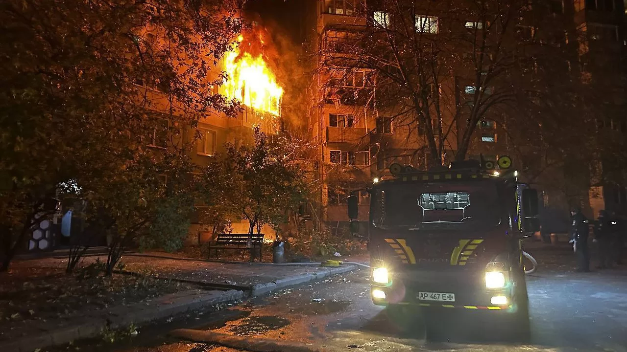 Ліквідація наслідків влучанання у багатоповерхівку в Запоріжжі / Фото ДСНС