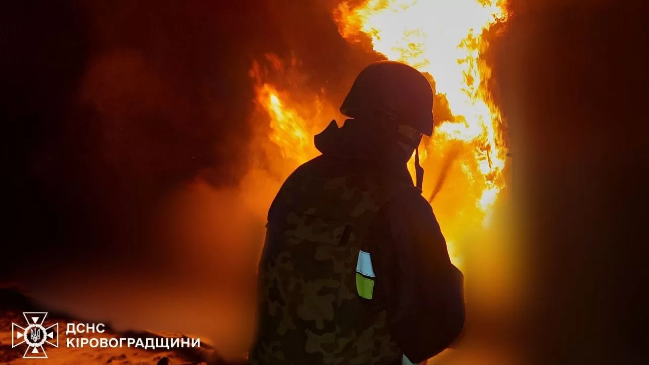 Тривожна ніч на Кіровоградщині: російські БпЛА знову атакували критичну  інфраструктуру / Фото ДСНС