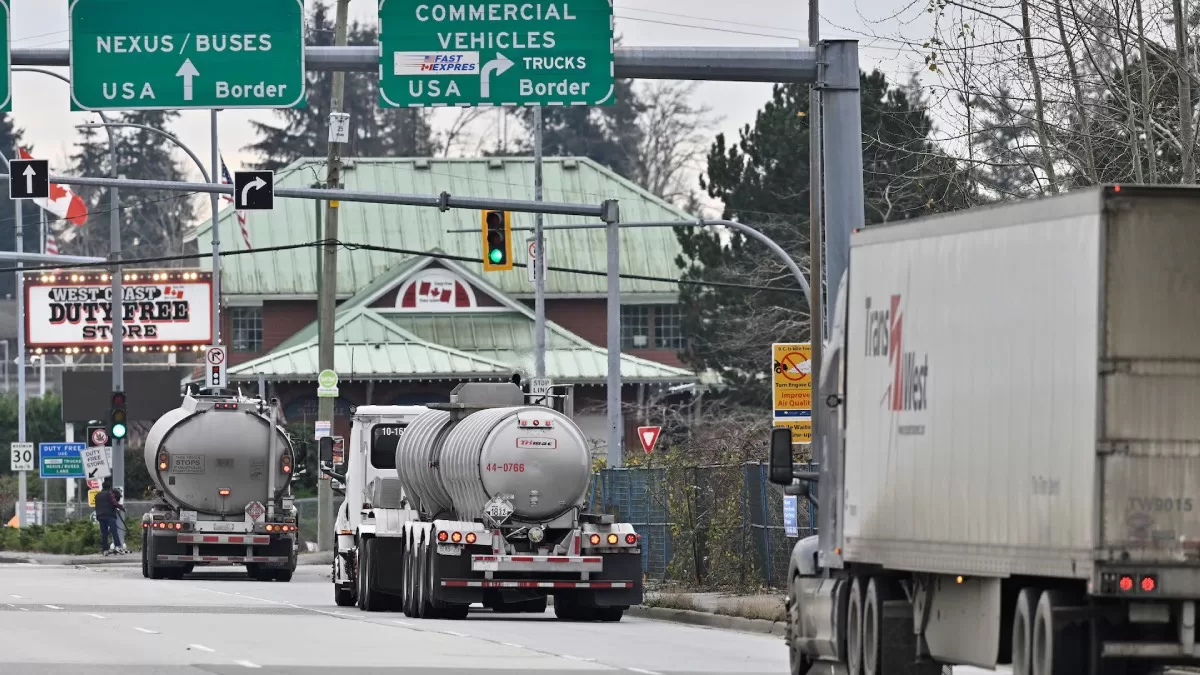 Вантажівки прямують до пункту пропуску Тихоокеанського шосе Митної та прикордонної служби США (CBP) з південного Суррея, Британська Колумбія, Канада, 26 листопада 2024 року / Фото Reuters