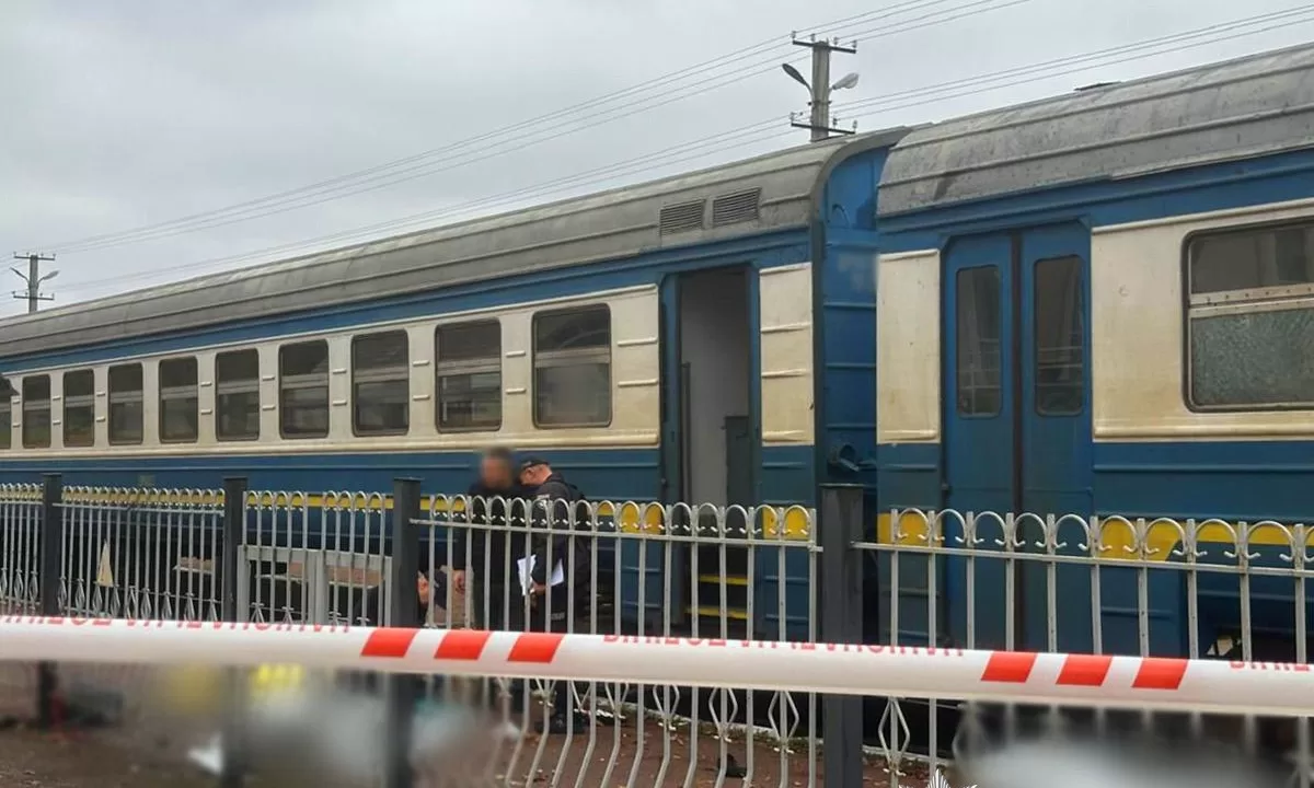 Полицейские проводят первоочередные мероприятия. Предварительная правовая квалификация события – п. п. 1, 5 ст. 115 (Умышленное убийство), ст. 348 (Посягательство на жизнь работника правоохранительного органа) УК Украины / Фото Нацполиция