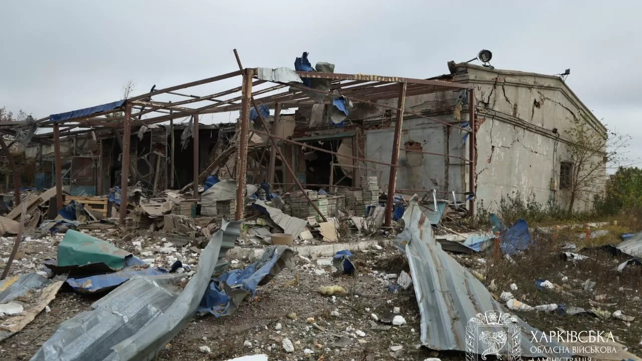 Наслідки влучання російського КАБа в цивільне підприємство в Харкові 24 жовтня 2025 року / Фото: Харківська ОВА