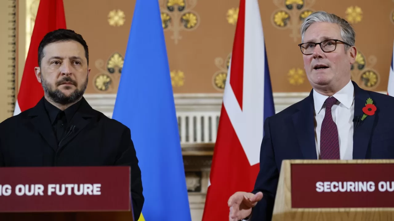 Президент Украины Владимир Зеленский и премьер-министр Великобритании Кир Стармер общаются с представителями СМИ / Фото: EPA