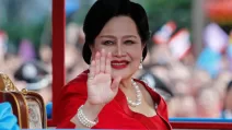 Королева Таиланда Сирикит приветствует людей во время своего прибытия в Чайнатаун на празднование Нового года по лунному календарю в Бангкоке 23 января 2012 года. / Фото Reuters