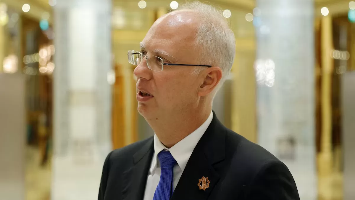 Глава российского суверенного фонда Кирилл Дмитриев беседует с членами делегации и журналистами после американо-российских переговоров в Эр-Рияде, Саудовская Аравия, 18 февраля 2025 года. / Фото Reuters