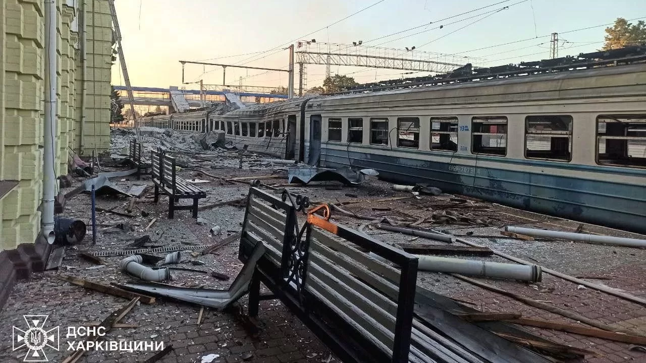 Архівне фото. Зруйнований вокзал у Лозовій / Фото ДСНС