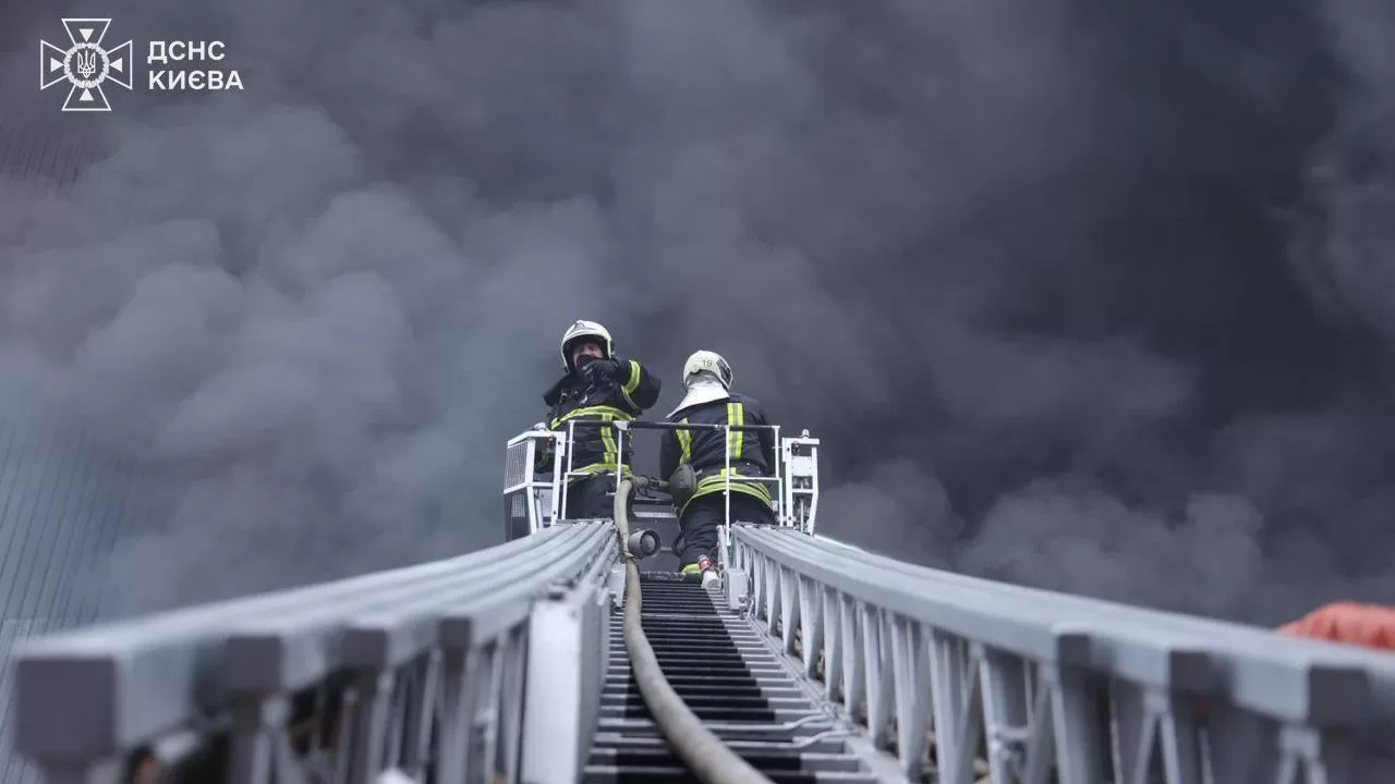 Спасатели борются с пожаром после очередной российской атаки в Киеве. 25 октября 2025 / Фото ГСЧС