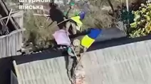 Над Сухецьким майорить український прапор / Скріншот відео