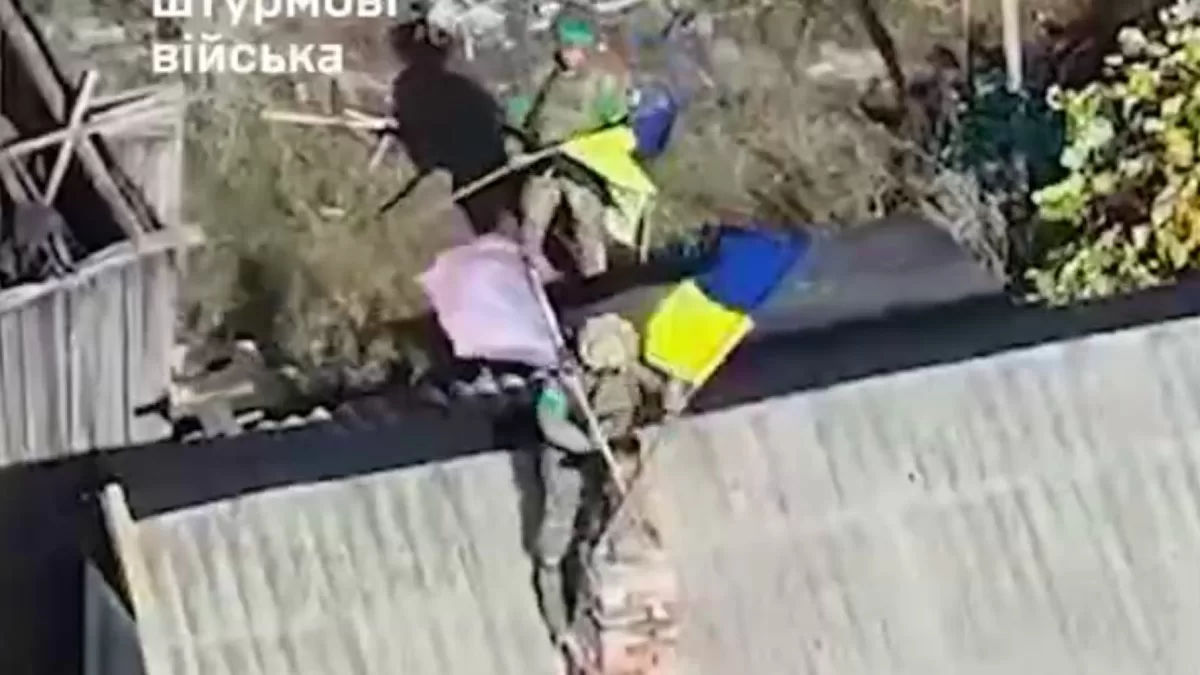 The Ukrainian flag flies over Sukhetske / Video screenshot