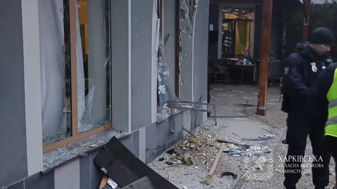 «Молнія» впала на дах гуртожитку в Київському районі, а її бойова частина — поруч із будівлею / Фото Харківська ОВА