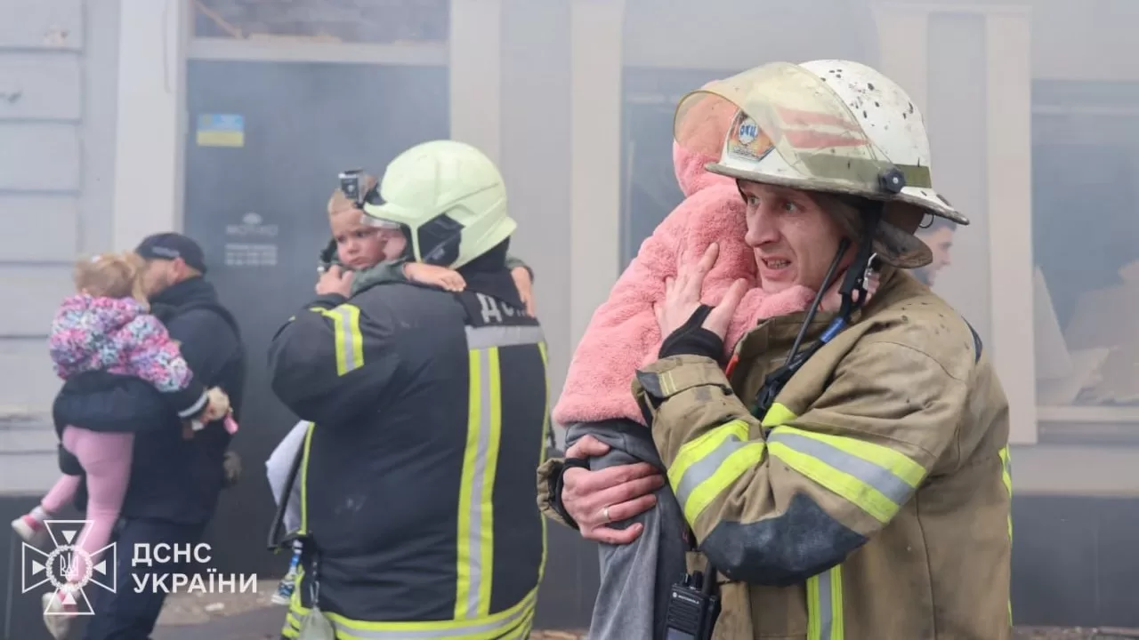 Удар російського безпілотника по дитячому садку в Харкові, 22 жовтня 2025 року / Фото ДСНС Харківщини