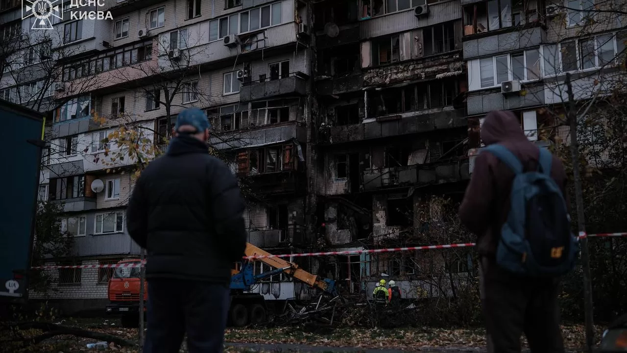 Во время ночной атаки на столицу были повреждены и загорелись многоэтажки / Фото: ГСЧС