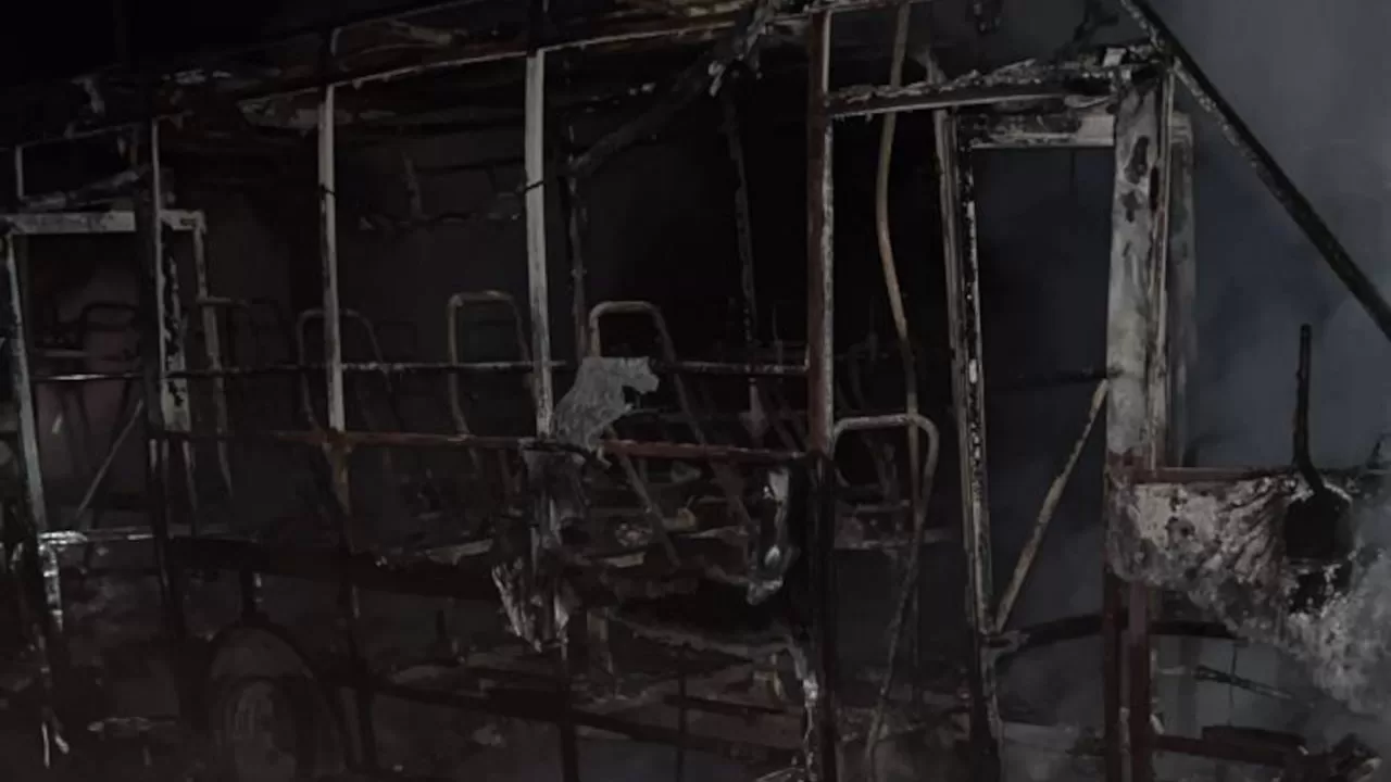 На Сумщині дрон влучив у мікроавтобус із людьми — транспорт згорів ущент / Фото: Сумська ОВА