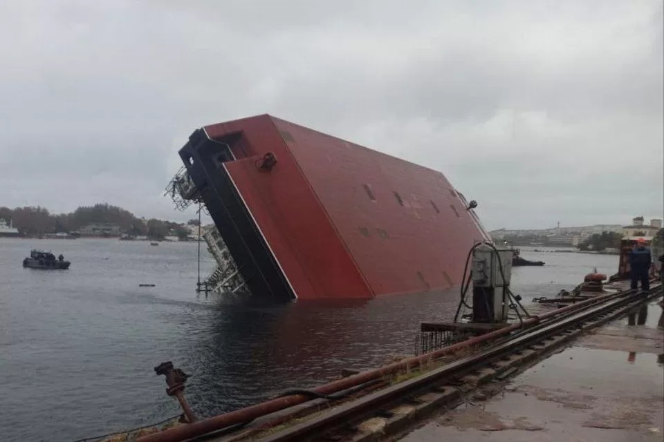 Плавучий кран, який перекинувся у Севастополі / Фото: Astra