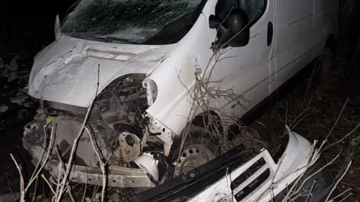 О третій ночі 18-річний водій автомобіля Nissan Primastar не впорався з керуванням і врізався у паркан приватного будинку / Фото Нацполіція