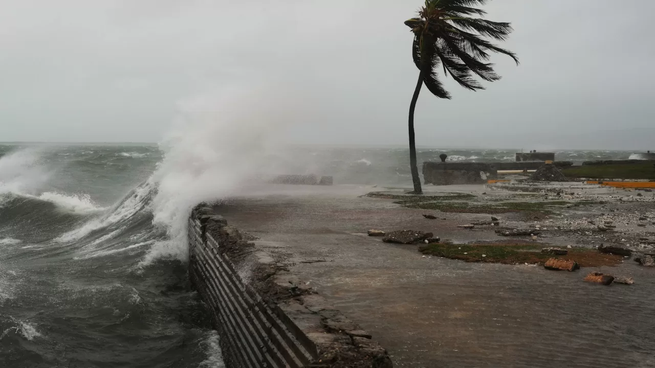 Узбережжя в Кінгстоні, Ямайка, під час наближення урагану Мелісса / Фото: AP