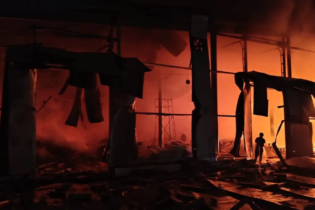 У Чугуєві після влучання російських БпЛА горить цивільне підприємство / Фото: Поліція Харківщини