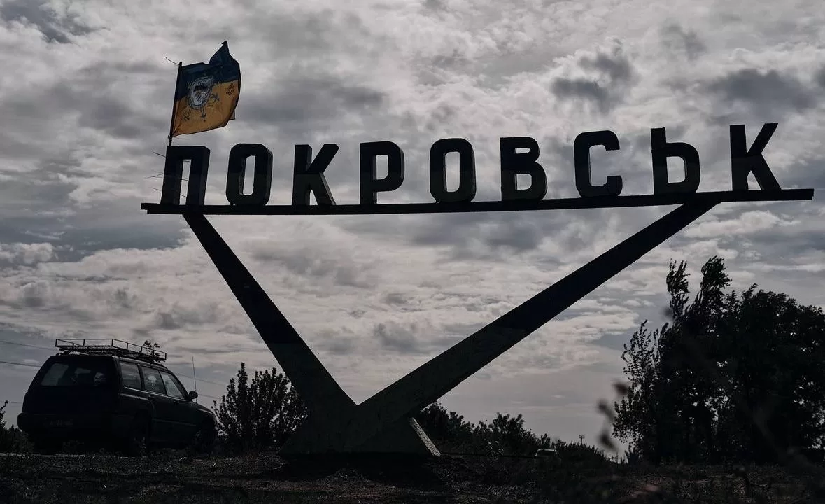 Stele at the entrance to Pokrovsk / Photo: Konstantin and Vlada Liberov