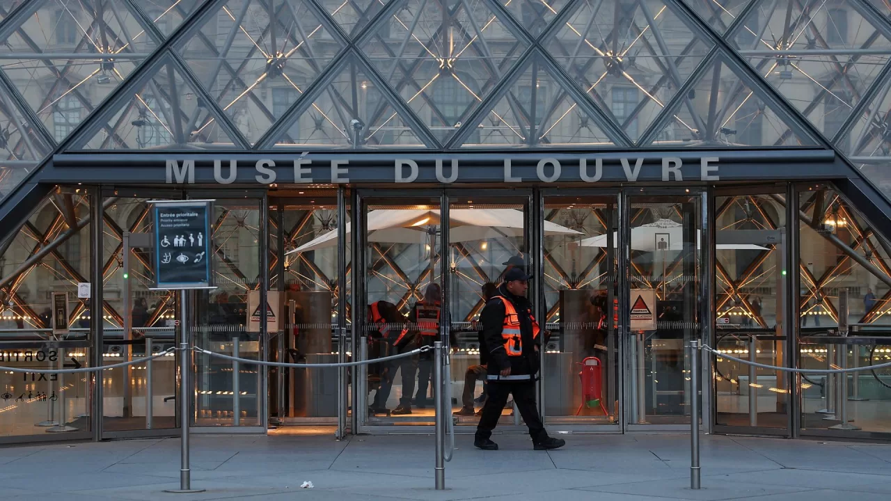 Співробітник служби безпеки проходить повз музей Лувра, Париж, Франція, 26 жовтня 2025 року / Фото Reuters