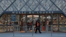 Сотрудник службы безопасности проходит мимо музея Лувра, Париж, Франция, 26 октября 2025 года / Фото Reuters