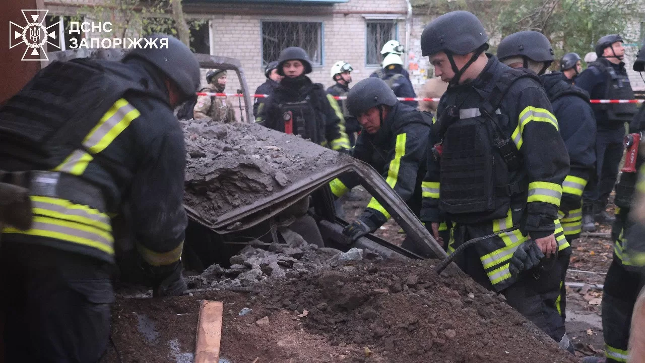 У Запоріжжі пошкоджені житлові будинки та виникли руйнування гуртожитку / Фото ДСНС