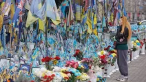 Жінка відвідує меморіал загиблим українським солдатам та волонтерам у Києві / Фото EPA