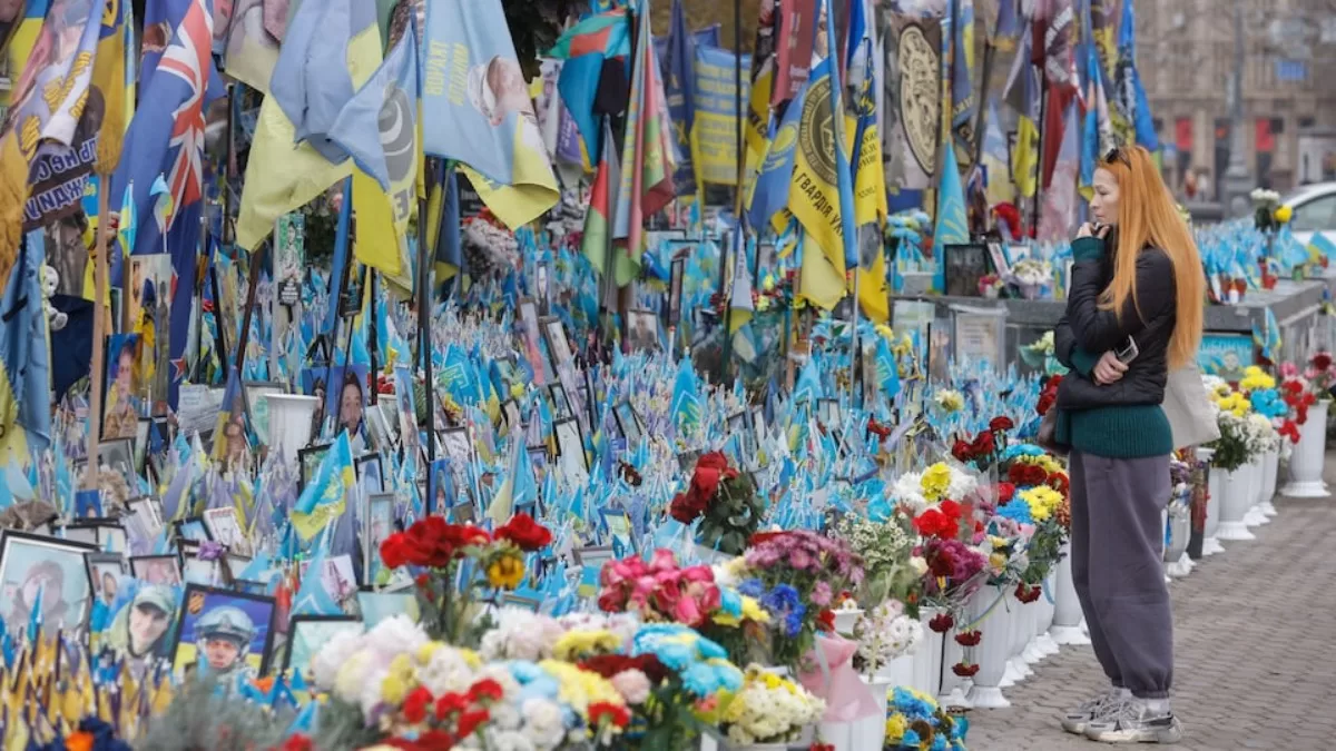 Жінка відвідує меморіал загиблим українським солдатам та волонтерам у Києві / Фото EPA