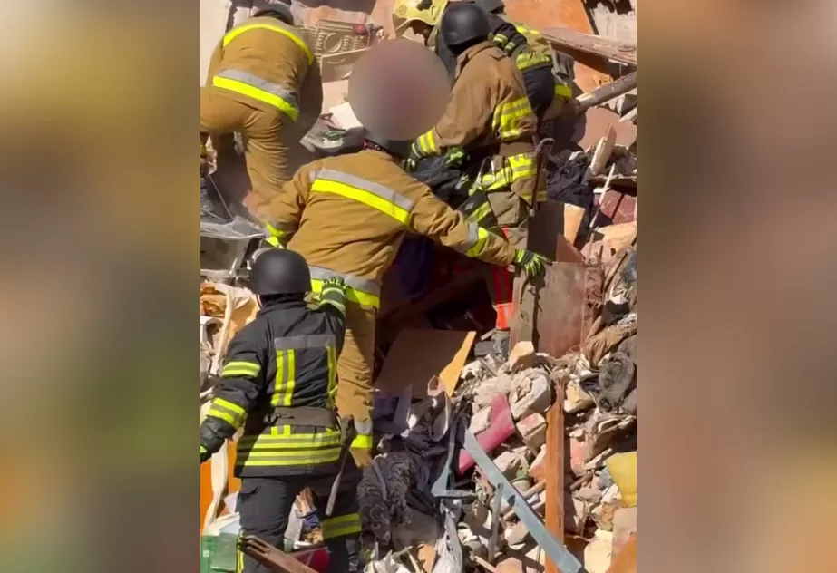 Спасатели на месте удара по Запорожью / Скриншот