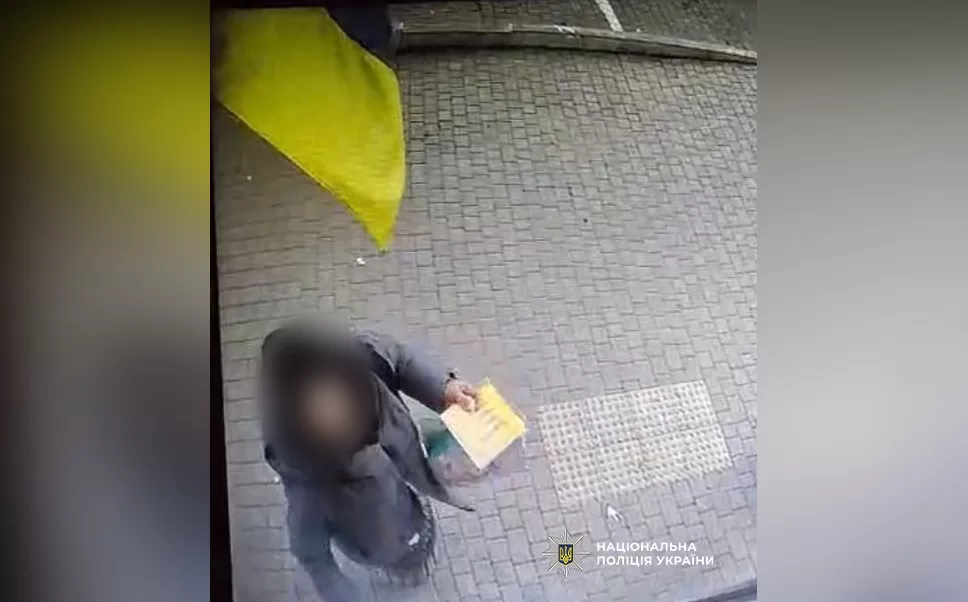 В Одесі жінка здійснила наругу над державним прапором України / Скриншот