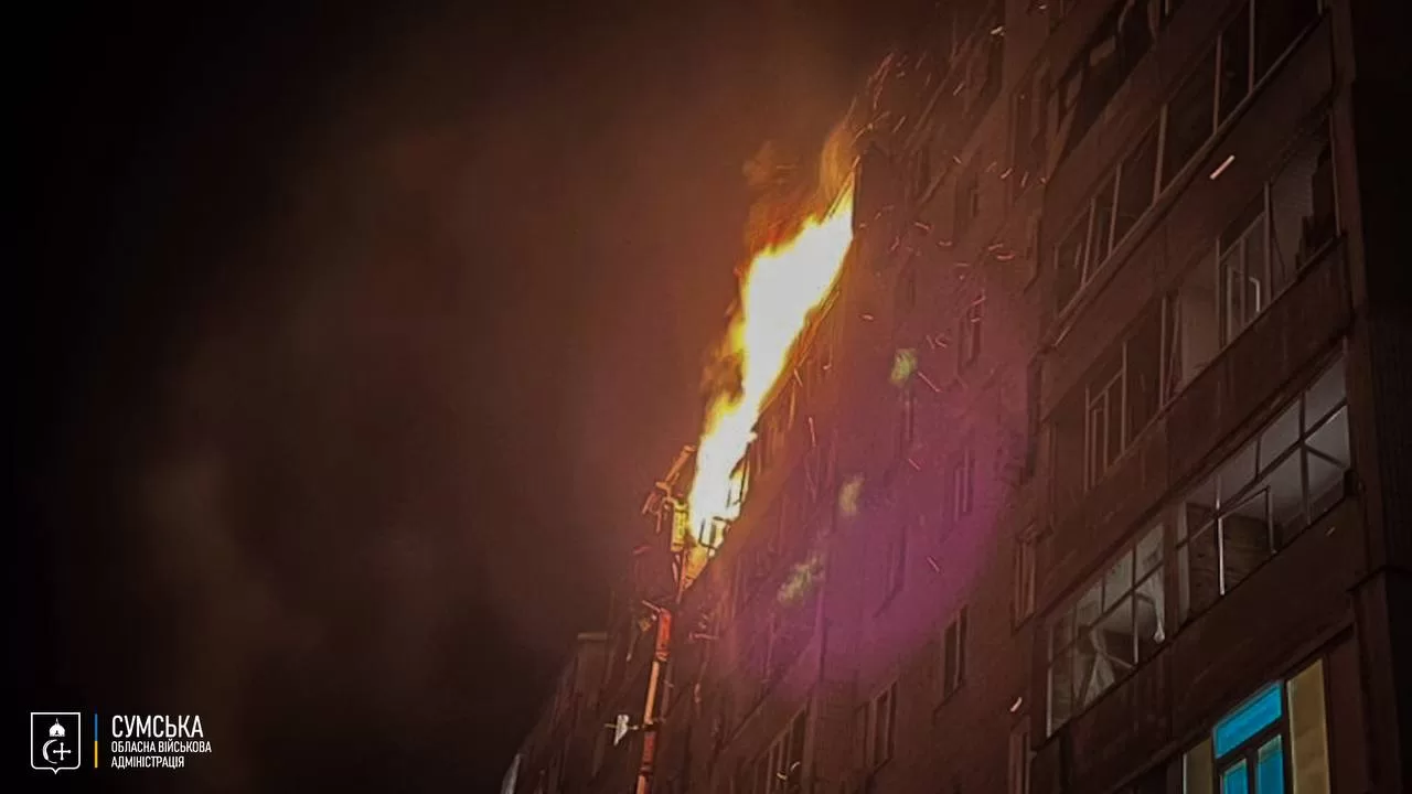 Росіяни влучили у дев’ятиповерховий житловий будинок у Сумах / Фото: Сумська ОВА