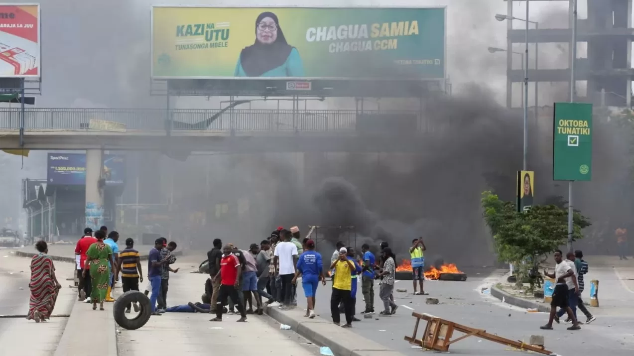 Демонстранты в Дар-эс-Саламе оказывают помощь мужчине, раненому во время насильственных протестов в Танзании / Фото: REUTERS