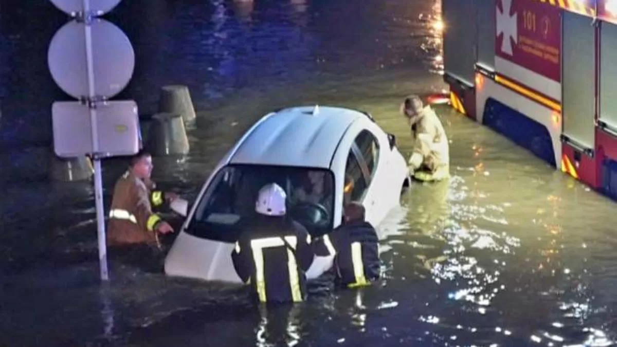 Последние зафиксированные на фото мгновения жизни одесситки Юлии. Через мгновение она бросит свою машину и примет решение идти по улице пешком, что приведет к ее утоплению / Фото с X @UaArtem